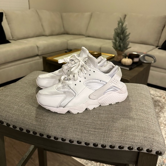 Nike Air Women’s Huarache in White/Platinum - Picture 2 of 6
